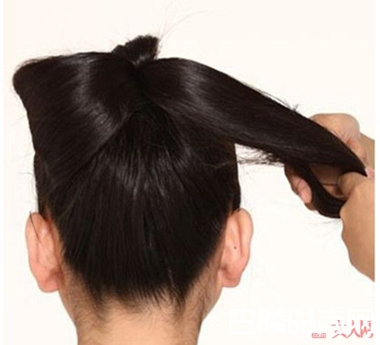 蝴蝶结发型怎么扎_蝴蝶结发型扎法图解 四个步骤帮你搞定