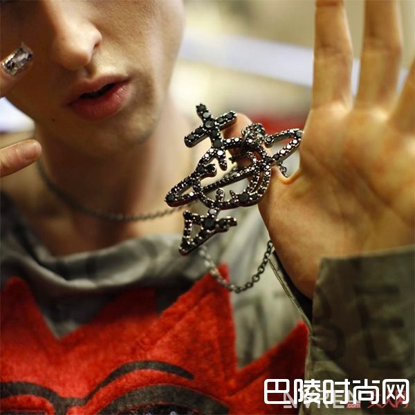 VivienneWestwoodLogo_Logo元素重新定义时尚 买它不为炫富只为时髦