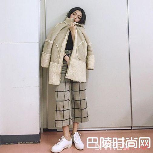 羊羔毛外套可以配阔腿裤吗_冬季羊羔毛外套可以配阔腿裤吗   怎么配都温暖有型