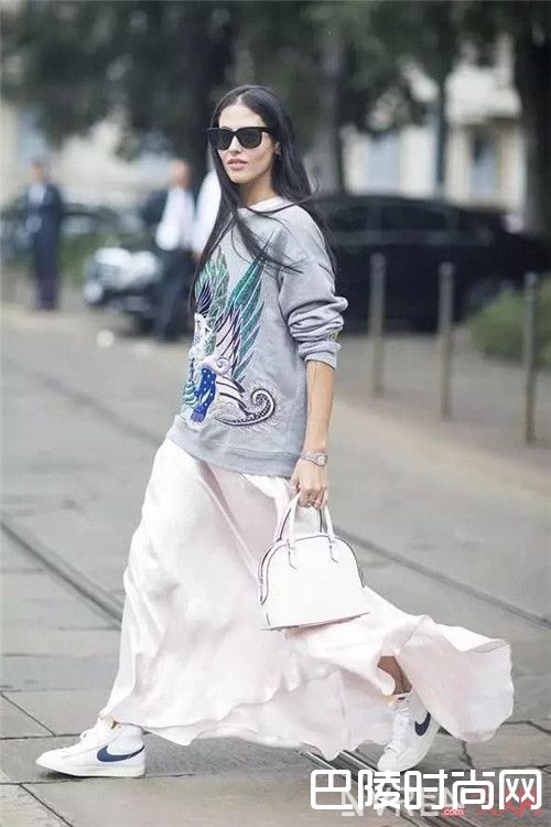 运动鞋与裙子怎么搭配时髦_今天穿双平底鞋 出门撒欢儿时髦又舒服！
