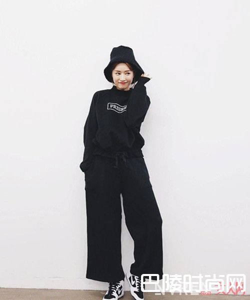 卫衣阔腿裤简约搭配_卫衣外套搭配阔腿裤 青春简约变身街头时尚达人