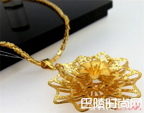 镶嵌宝石的银饰品怎么搭配_手饰怎么搭配有技巧 各类饰品佩戴需注意什么事项