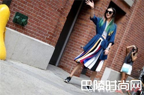 运动鞋与裙子怎么搭配时髦_今天穿双平底鞋 出门撒欢儿时髦又舒服！