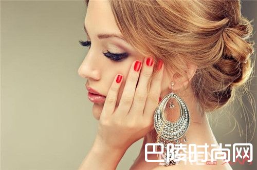 淑女打扮的女孩耳坠应选什么_手饰怎么搭配有技巧 各类饰品佩戴需注意什么事项