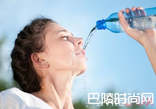 喝水是不是真的能让肌肤水润_如何让皮肤嫩滑 掌握七个秘诀可以让你的皮肤好到爆