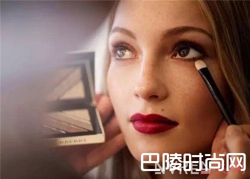 怎么让高光底妆增强立体感_耍起情人节的心机妆容 用美巧夺他的心