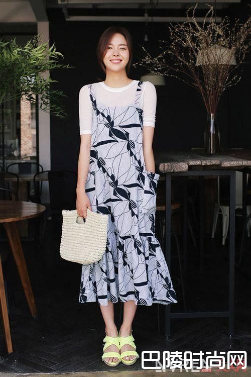 T恤搭配什么时尚妙龄_减龄衣服怎么穿？怎样搭配减龄服饰更好看？