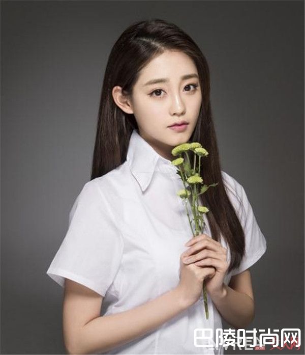 杨幂旗下艺人祝绪丹_迪丽热巴比老板杨幂还时髦 杨幂工作室家艺人都有颜值和好衣品