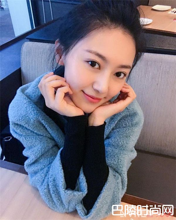 杨幂旗下艺人黄梦莹_迪丽热巴比老板杨幂还时髦 杨幂工作室家艺人都有颜值和好衣品