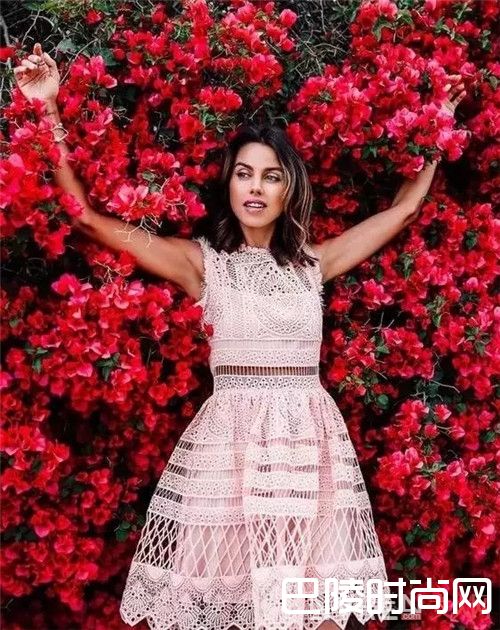 春天适合穿哪些面料的裙子_早春穿裙秀美腿  这才是真正适合春天的范