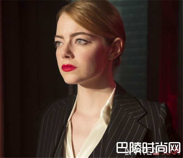 艾玛斯通怎样驾驭气场全开深色系_石头姐教你如何用美唇撩男神 少女系御姐系统统不是事