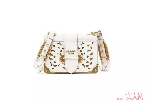 普拉达当季新款_女生不仅爱抱抱 更爱这些必入的包包