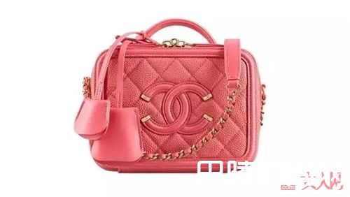 香奈儿当季新款_女生不仅爱抱抱 更爱这些必入的包包