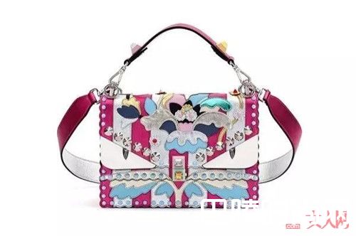 芬迪当季新款_女生不仅爱抱抱 更爱这些必入的包包