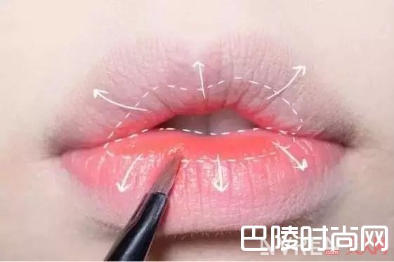 咬唇进阶版花瓣唇_开年四大超火唇妆,你种草了哪一款?