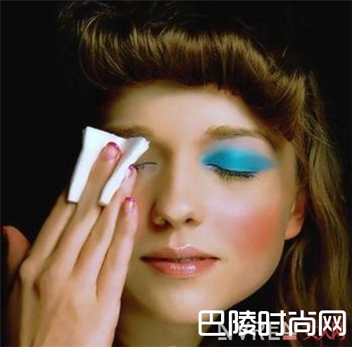 为什么要卸妆_带你走出妆容误区：卸妆胜于保养 残留等于毁容