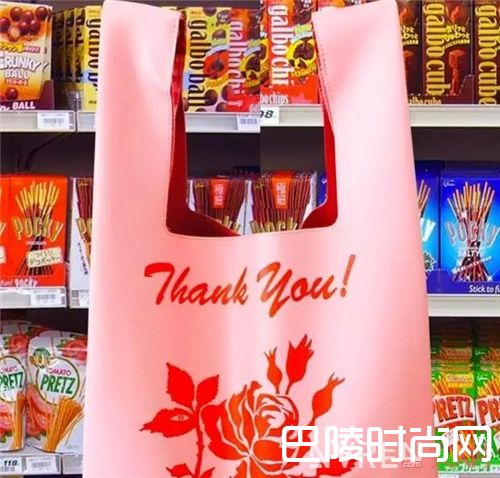 最抢眼搞怪系列Poppy Lissiman_时尚新风向 让我一起拎着购物袋出门吧！