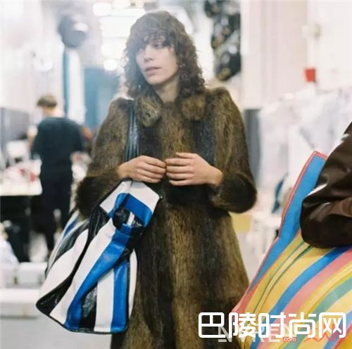 要么抢镜要么死系列Balenciaga_时尚新风向 让我们一起拎着购物袋出门吧!
