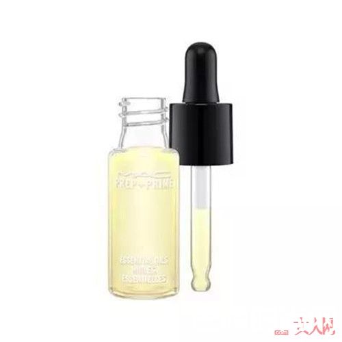 摆脱脱妆问题：选择滋润型粉底_妆容“保”不住：妆前护理工作来挽救