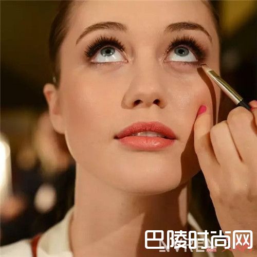 摆脱脱妆问题:眼霜补眼妆_妆容“保”不住:妆前护理工作来挽救