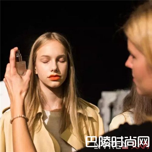 摆脱脱妆问题：善用保湿喷雾_妆容“保”不住：妆前护理工作来挽救