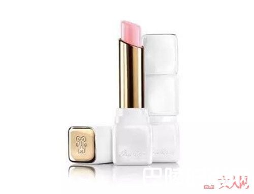 摆脱脱妆问题：润唇膏去唇纹_妆容“保”不住：妆前护理工作来挽救