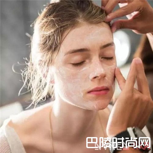 摆脱脱妆问题：精华素护肤油按摩_妆容“保”不住：妆前护理工作来挽救