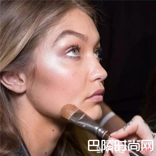 摆脱脱妆问题：选择滋润型粉底_妆容“保”不住：妆前护理工作来挽救