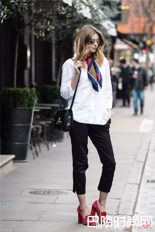 丝巾与衬衫的搭配_这个春天 你需要条印花丝巾点缀你的美