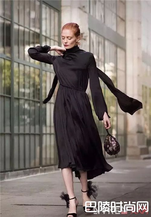 最经典的小黑裙_四款裙装搭配 让你在各种聚会中脱颖而出!