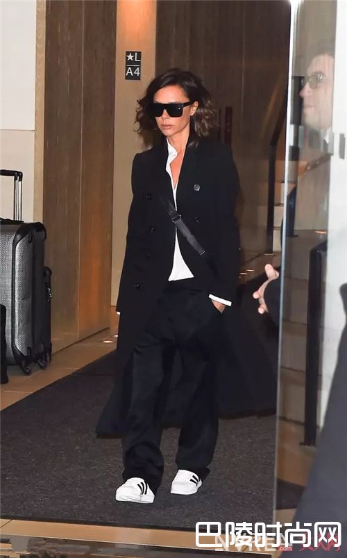 潮人明星都有宽肩带斜挎包_持续走红 2017你要买的包一定要有宽肩带!