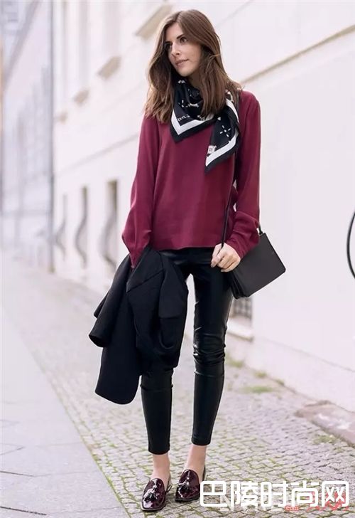 丝巾与毛衣的搭配_这个春天 你需要条印花丝巾点缀你的美