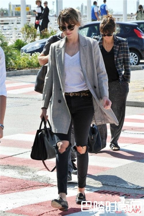 灰色外套搭配什么好看又时尚_哪种搭配曝光率超高？女生街拍必备实用单品有哪些