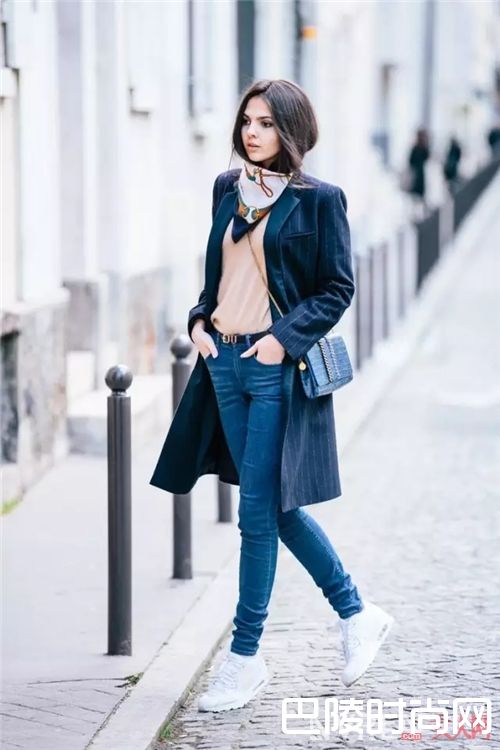丝巾与外套的搭配_这个春天 你需要条印花丝巾点缀你的美