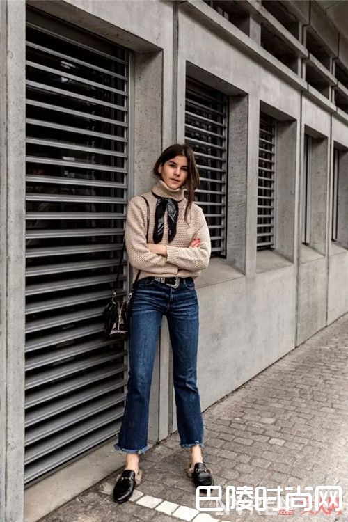 丝巾与毛衣的搭配_这个春天 你需要条印花丝巾点缀你的美