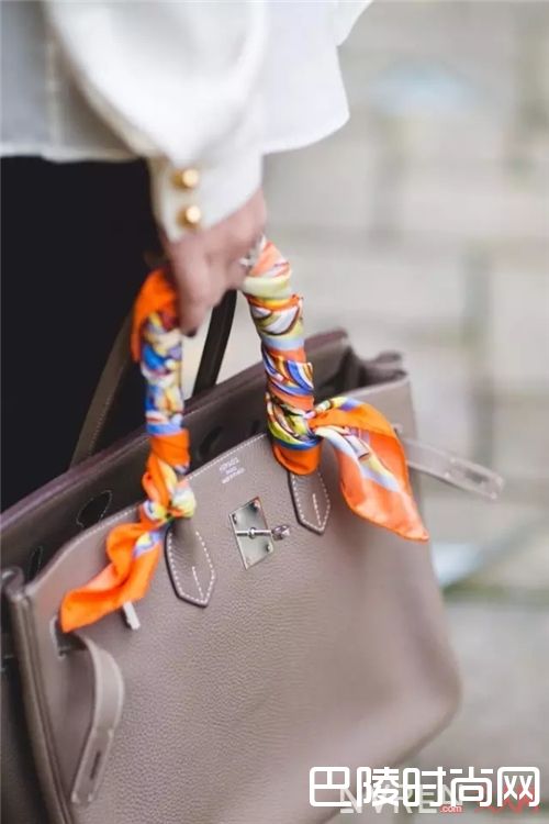 将丝巾当做腰带头巾_这个春天 你需要条印花丝巾点缀你的美