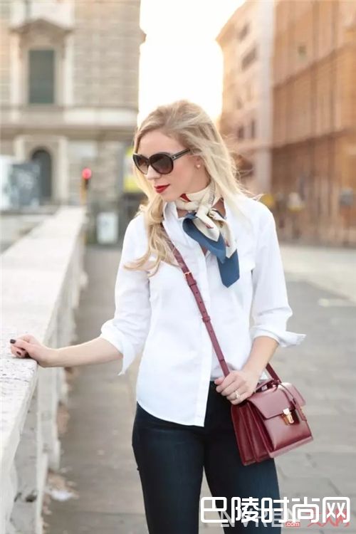 丝巾与衬衫的搭配_这个春天 你需要条印花丝巾点缀你的美