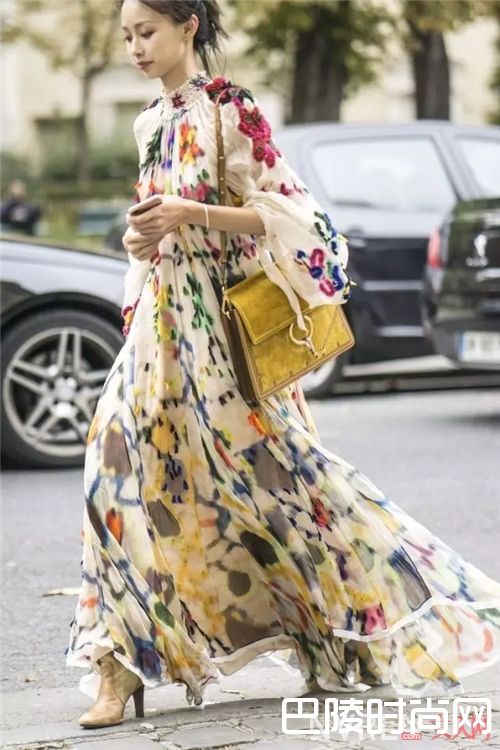 印花同色系搭配_今年春天流行开满花的衣服 真的美爆了！