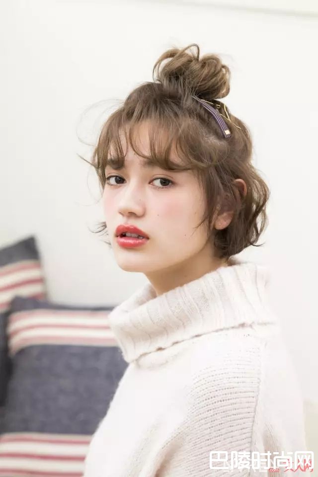 半丸子头_这些女星都悄悄变年轻了！以下6点变发重点必须掌握！