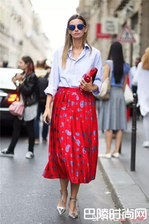 印花服饰的基础搭配_今年春天流行开满花的衣服 真的美爆了！