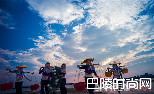 惠安女：一群不一样的女子_惠女服饰：优美的站在海天之间 成为时尚的元素