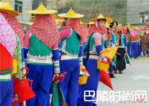 惠安女：一群不一样的女子_惠女服饰：优美的站在海天之间 成为时尚的元素