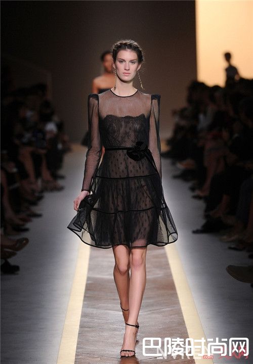黑色蕾丝拼接连衣裙怎么搭_经典小黑裙搭配 时髦显瘦一步到位