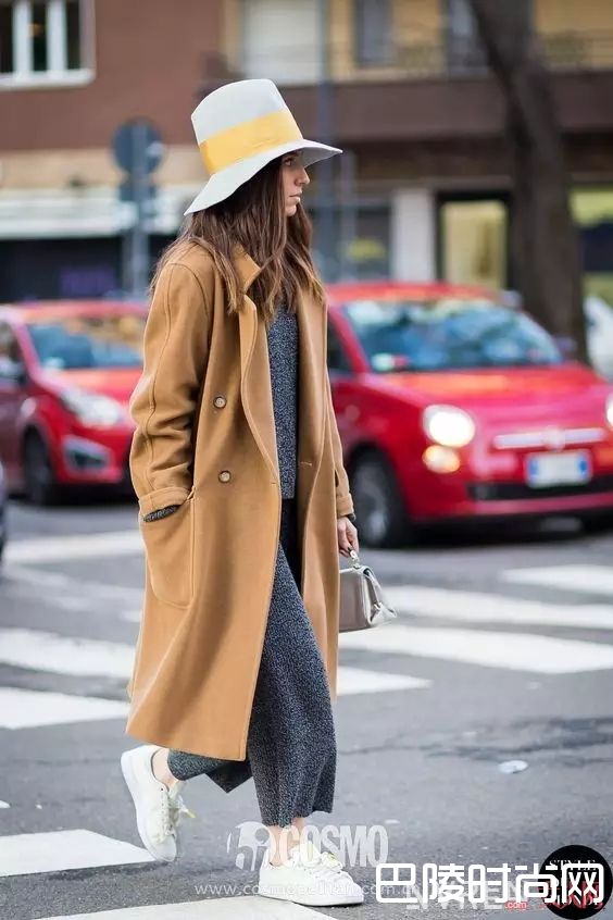 长外套+牛仔裤/长裙+球鞋_百穿不腻小白鞋，永远不会出错的穿搭公式