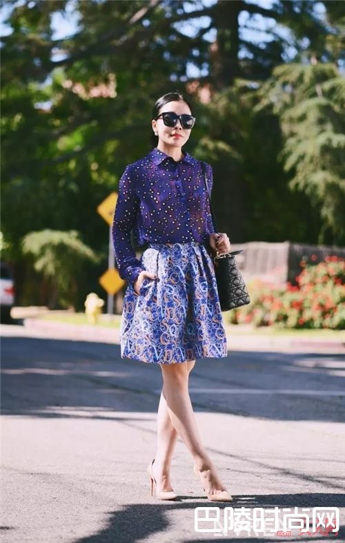 衬衫搭配印花裙_2017开春就用衬衫+裙子 时髦又有女人味！