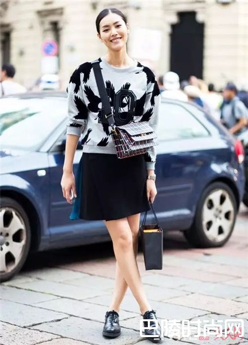 卫衣与裙子的搭配_穿上卫衣搭上裙子 你就拥有了最美的初春！