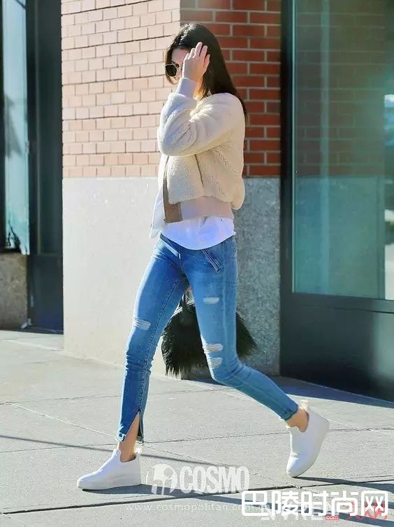 格纹上衣/衬衫+裤裙/铅笔裤+球鞋_百穿不腻小白鞋，永远不会出错的穿搭公式