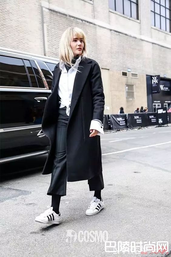 长外套+牛仔裤/长裙+球鞋_百穿不腻小白鞋，永远不会出错的穿搭公式