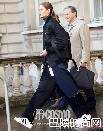 黑白+球鞋_百穿不腻小白鞋，永远不会出错的穿搭公式