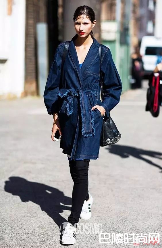 格纹上衣/衬衫+裤裙/铅笔裤+球鞋_百穿不腻小白鞋，永远不会出错的穿搭公式